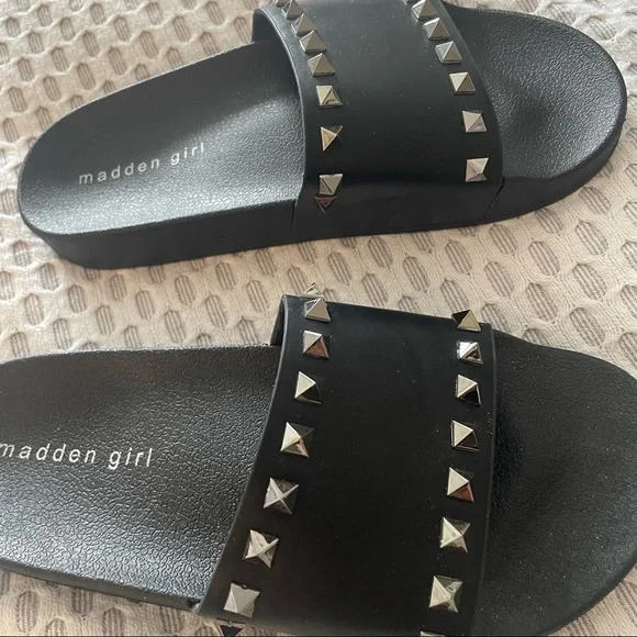 Madden Girl Grommet Slides - size 6 - Picture 3 of 4